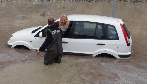 Kuşadası'na 15 dakikalık yağmur yetti! Hayat felç oldu