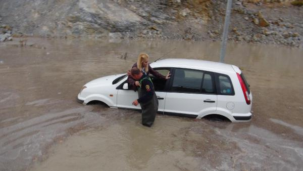 Kuşadası'na 15 dakikalık yağmur yetti! Hayat felç oldu