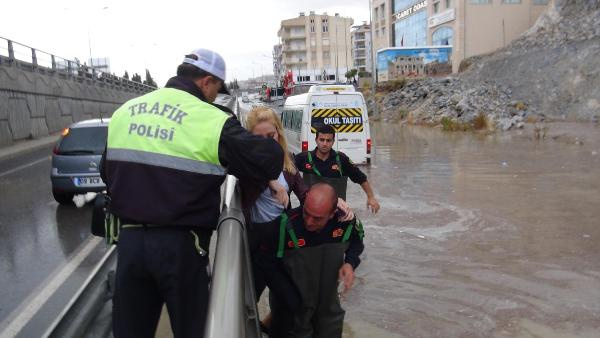 Kuşadası'na 15 dakikalık yağmur yetti! Hayat felç oldu