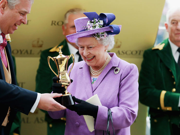 Kraliçe Elizabeth at yarışlarından servet kazandı
