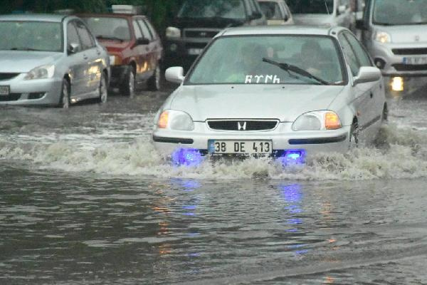 Şiddetli yağmur İzmir'i telef etti yollar çöktü ağaçlar devrildi