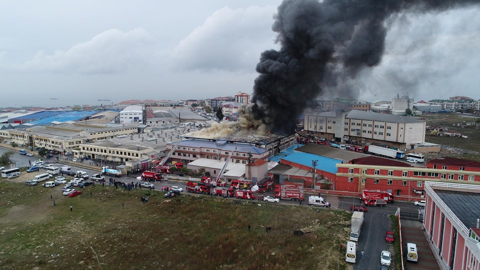 İstanbul'da büyük fabrika yangını! Müdahale ediliyor...