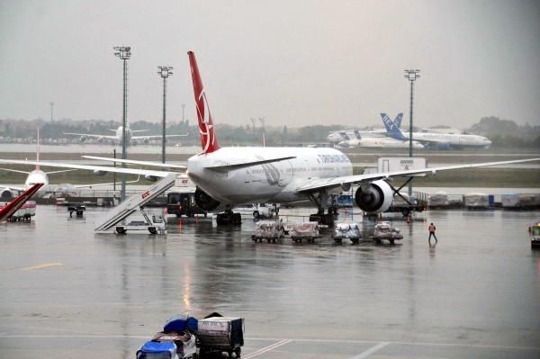İstanbul'da elektrik yüklü bulut alarmı: Uçaklar inemedi!
