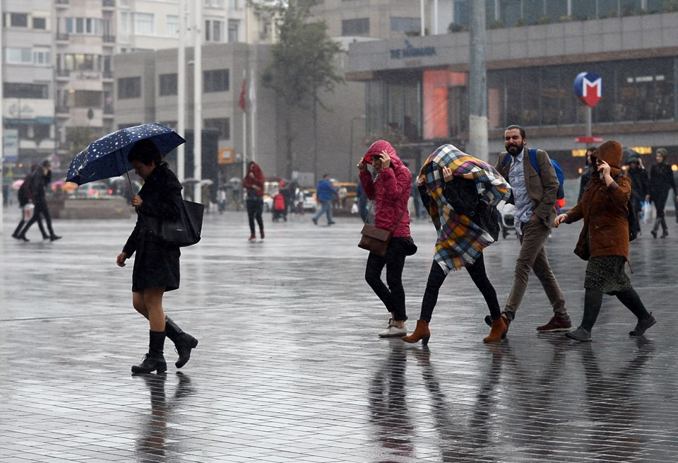 İstanbul'da yağmur etkili oluyor: Metrekareye 107 kg!