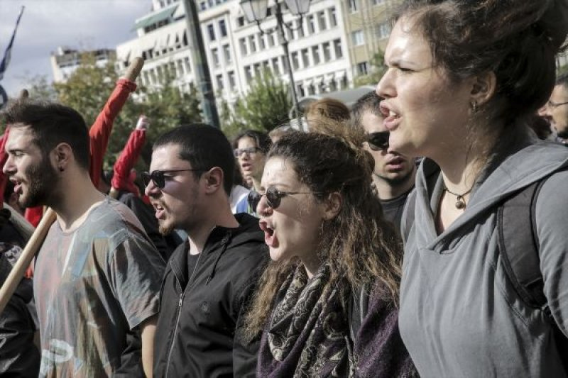 Yunanistan yine karıştı: Öğrenciler Meclis'i bastı!