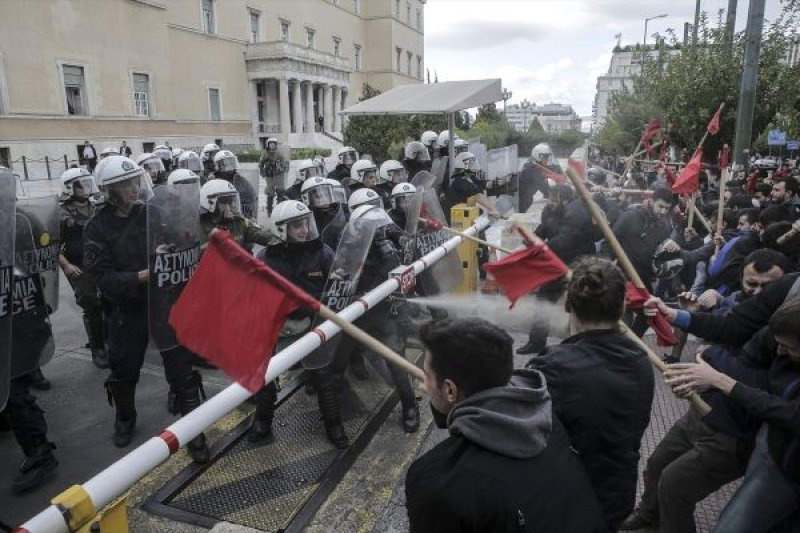 Yunanistan yine karıştı: Öğrenciler Meclis'i bastı!