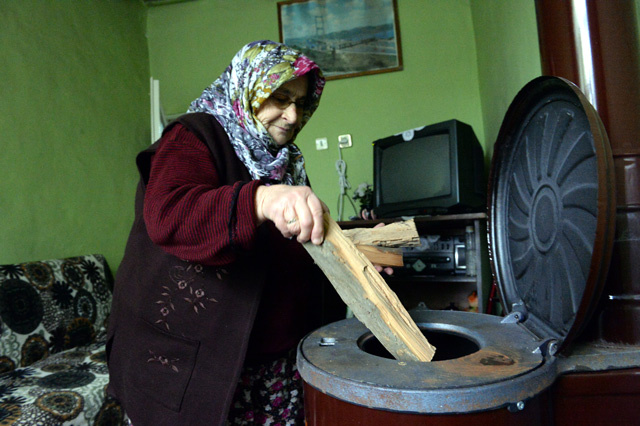 Tokat'ta yürek burkan görüntü 72 yaşında yıkık evde tek başına yaşıyor