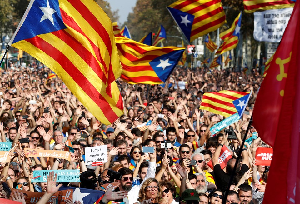 Katalonya bağımsızlığın ilanını kutluyor! Sokaklarda coşku...