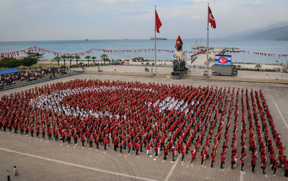  Hatay'da bin 923 kişiden Türk bayrağı koreografisi