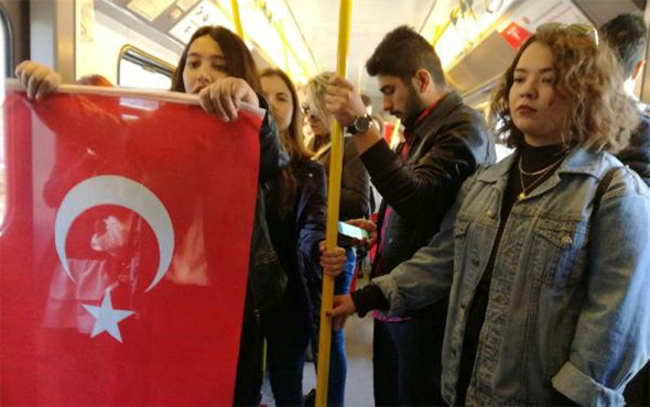 İzmir'de metro yolcuları önce şaşırdı, sonra şaşırttı!