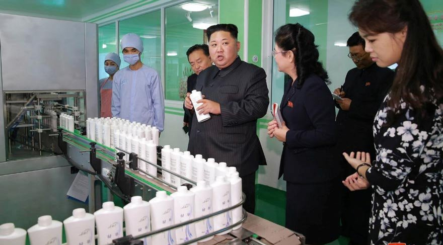Kim Jong-un gizemli eşiyle birlikte fabrika ziyaretinde!