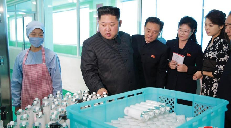 Kim Jong-un gizemli eşiyle birlikte fabrika ziyaretinde!