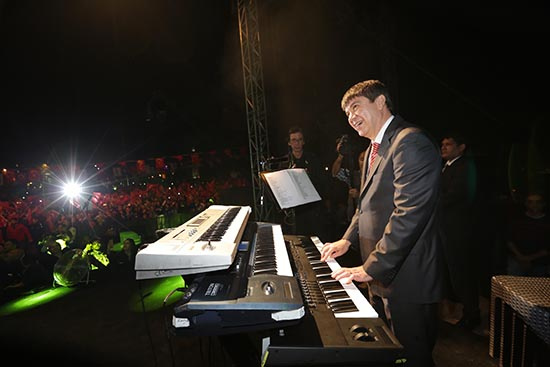 Başkan Türel piyano çaldı Serdar Ortaç söyledi