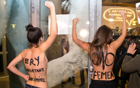 Tecavüzle suçlanan ünlü yönetmen Polanski'ye FEMEN şoku!