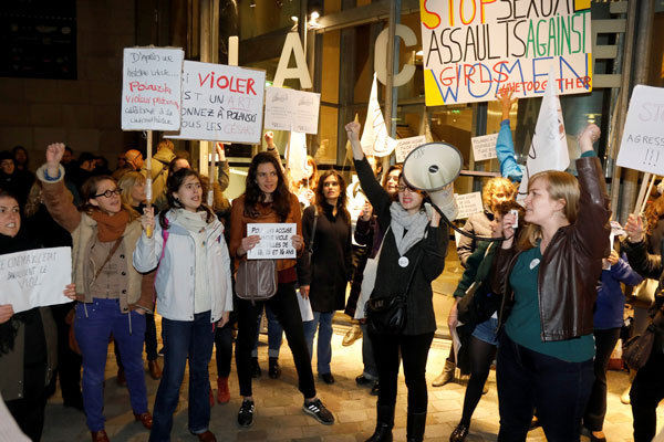 Tecavüzle suçlanan ünlü yönetmen Polanski'ye FEMEN şoku!