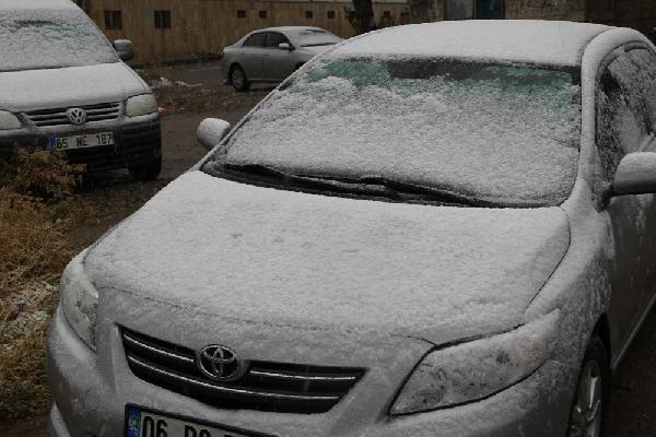 Arabalar, çatılar buza kesti!