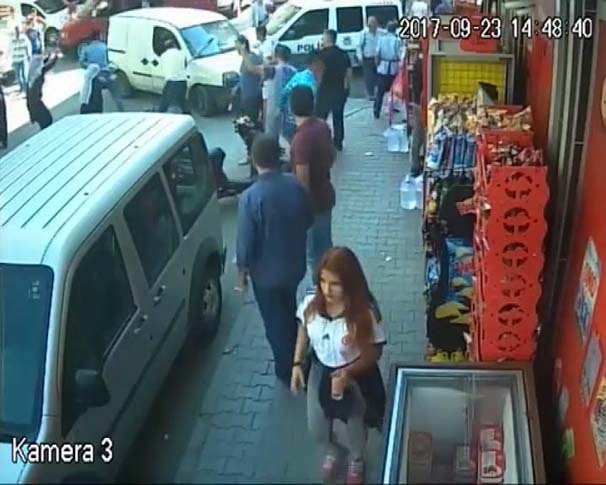 İstanbul'da şoke eden görüntü! Polis niye seyretti