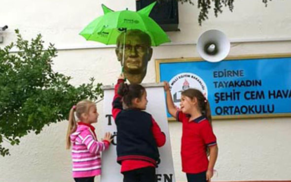 'Atatürk ıslanmasın' diyen minik öğrenciler ödüllendirildi