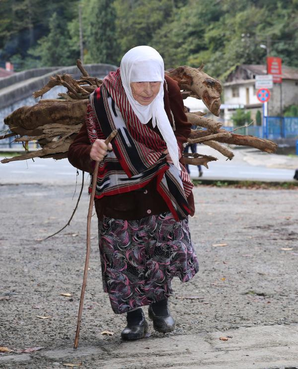 Rizeli Fatma nine anlattı! 8 çocuktan biri bile bakmadı