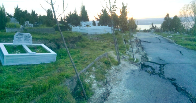 Dedesinin mezarını kazdı o ve arkadaşlarının başına gelen tüyler ürpertti