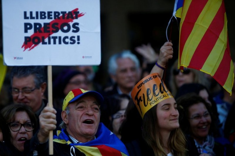 Tutuklu Katalan siyasiler için 100 binler sokağa döküldü!