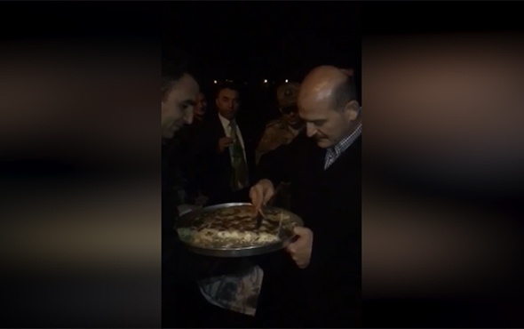 İçişleri Bakanı Soylu yanındakilere börek ikram etti!