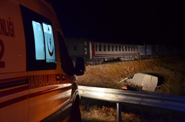 Tren geçitte minibüse çarptı: Ölü ve yaralılar var!