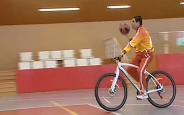 Türkmenistan Cumhurbaşkanı bisiklet üstünde basket oynarsa...