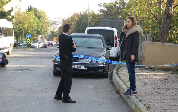 Kadıköy'de lüks bir otomobil içerisinde erkek cesedi bulundu