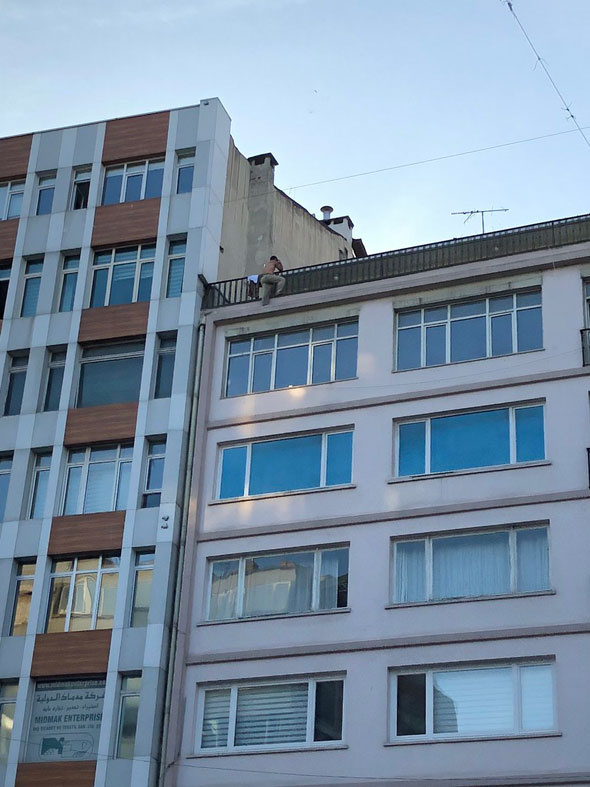 Şişli'yi felç eden intihar girişimi! 5 katlı binanın çatısında...