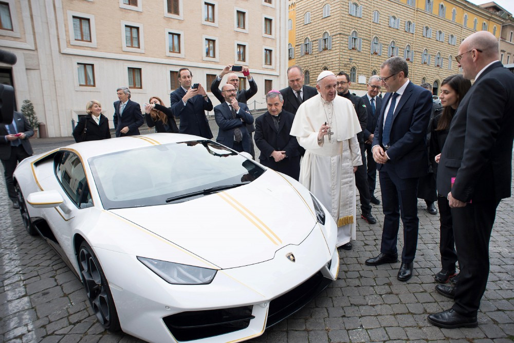 Papa'dan satılık özel yapım Lamborghini