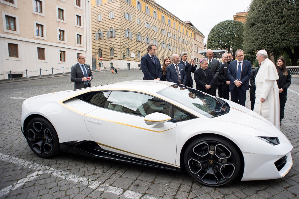 Papa'dan satılık özel yapım Lamborghini