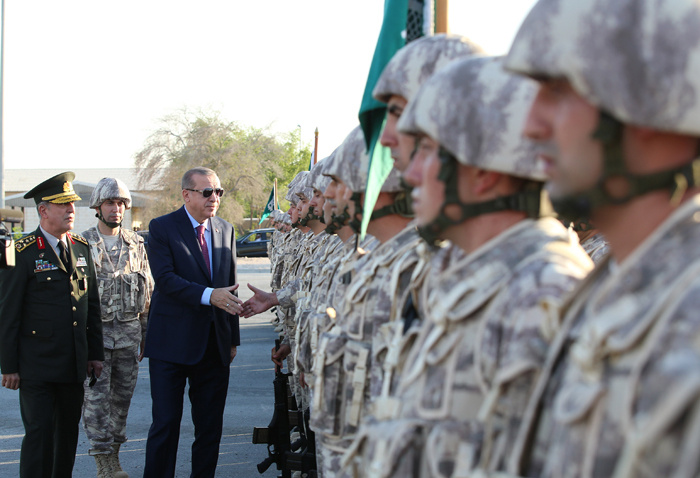 Askerlerimiz Katar'da Erdoğan'ı böyle karşıladı! Dikkat çeken detay
