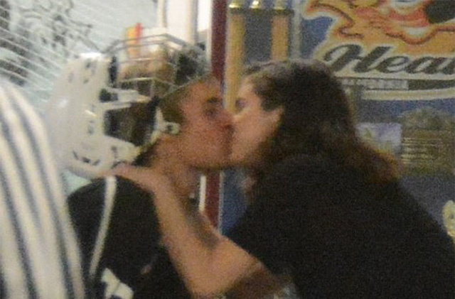 Selena Gomez ile Justin Bieber dudak dudağa!