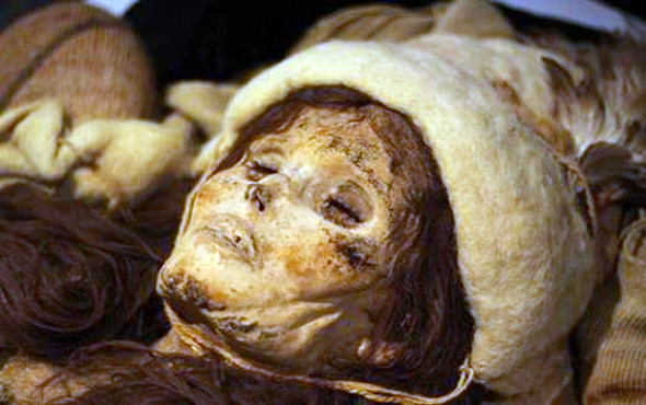  Arkeologlar altın rengi maskeli mumya buldu