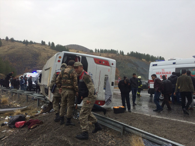 Elazığ'da yolcu otobüsü devrildi olay yerinden görüntüler