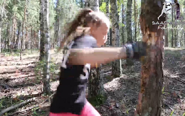 10 yaşındaki kız ağaçları yumruklarıyla parçalıyor!