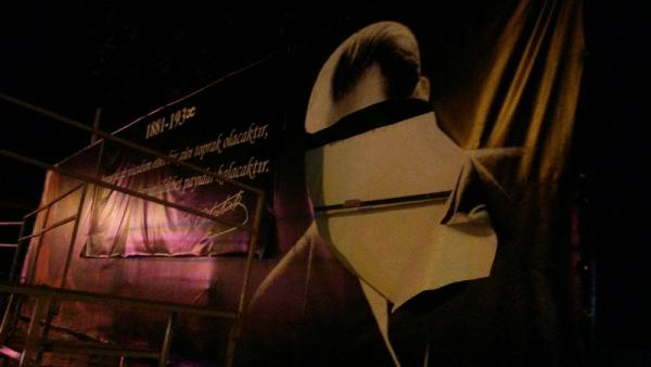 Dikili'de Atatürk posterine çirkin saldırı