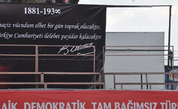 Dikili'de Atatürk posterine çirkin saldırı