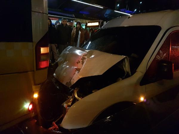 Metrobüs yolunda kaza: Seferler yapılamadı!