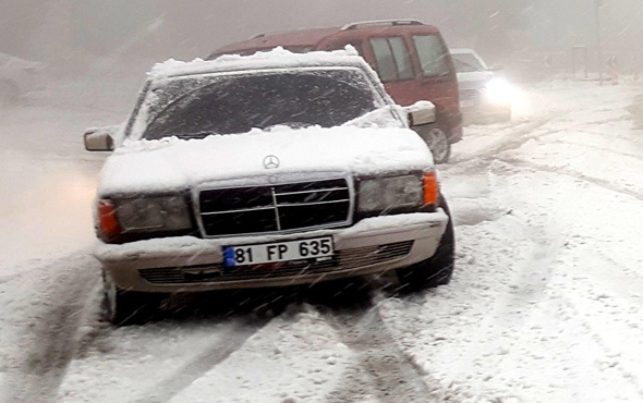 Kar fena bastırdı araçlar yolda kaldı! Beyaz örtü ilerliyor