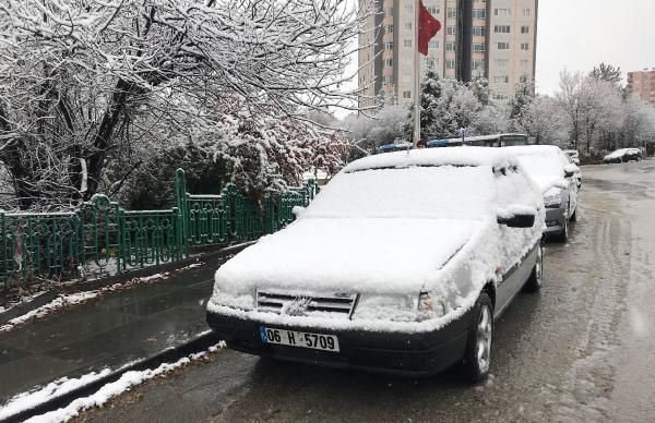 Kar fena bastırdı araçlar yolda kaldı! Beyaz örtü ilerliyor