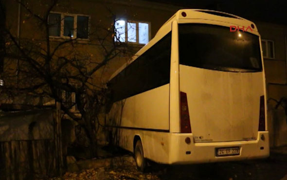 Erzincan Halk otobüsü eve girdi