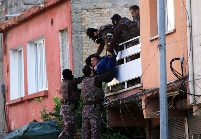 Adana'da rehine operasyonu! 1 polis yaralı
