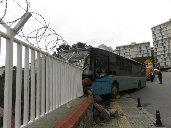 Faciaya ramak kala! Otobüs okulun duvarına girdi