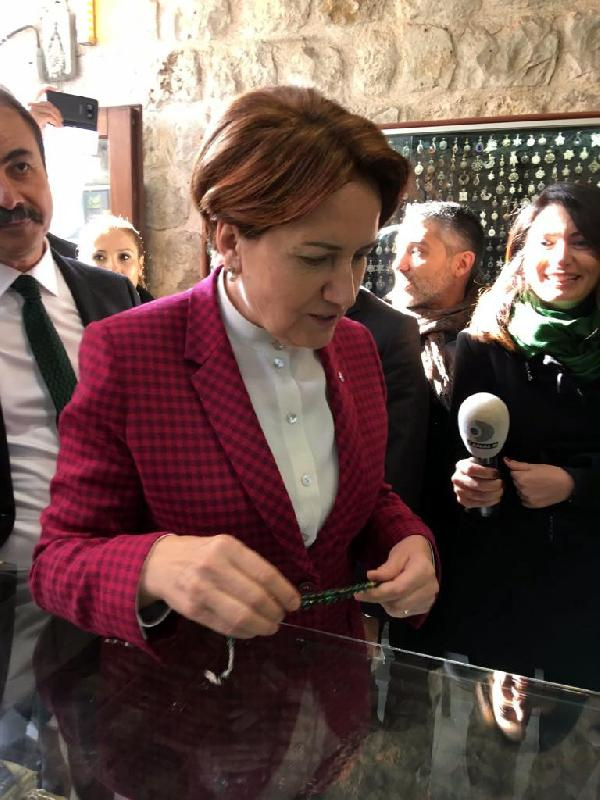 Meral Akşener, Mardin’de tespih ve gümüş küpe satın aldı
