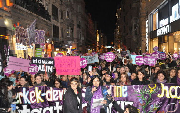 Yüzlerce kadın, İstiklal Caddesi’nde ‘kadına şiddeti’ protesto etti
