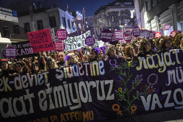 Yüzlerce kadın, İstiklal Caddesi’nde ‘kadına şiddeti’ protesto etti