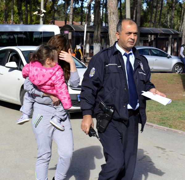 Sokağa çıktı diye dayak yedi polise sığındı