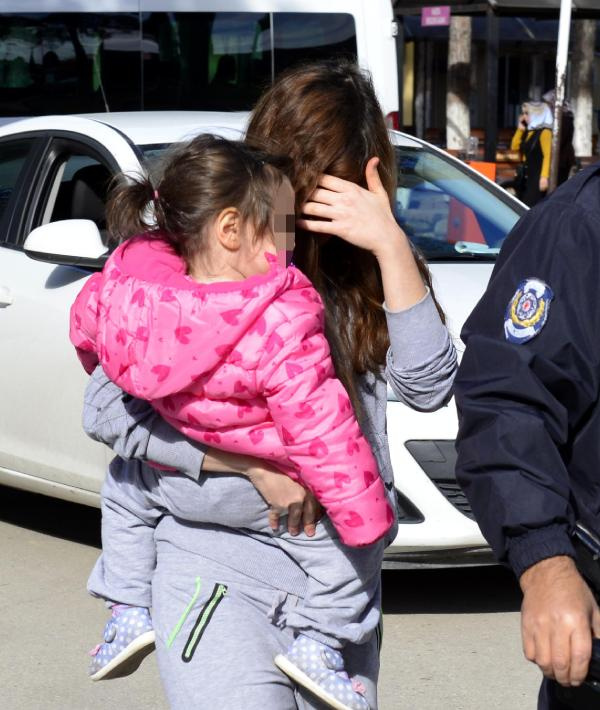 Sokağa çıktı diye dayak yedi polise sığındı